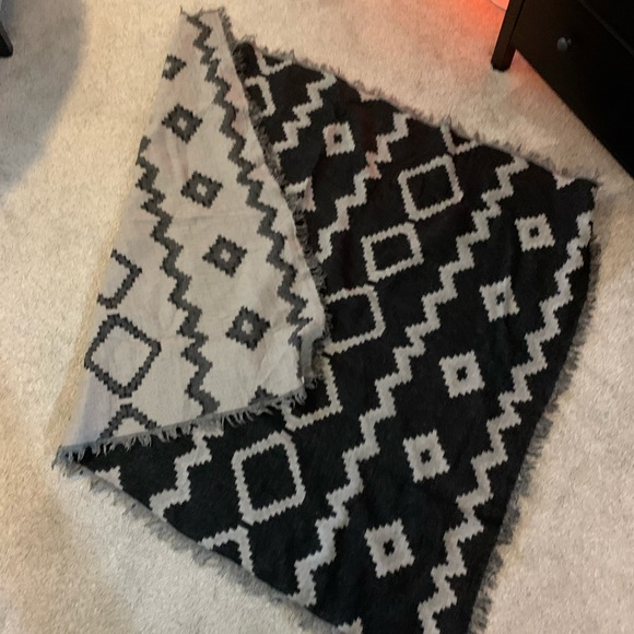 Like new popular wool tapestry scarf- like new - Picture 4 of 4